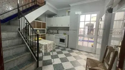Casa en Venta El Gastor con Jardin y Almacén
