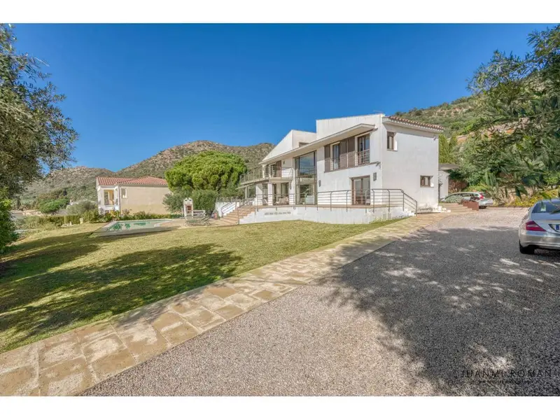 Chalet Moderno en Pau Girona 351m2 2000m2 Parcela Piscina Vistas