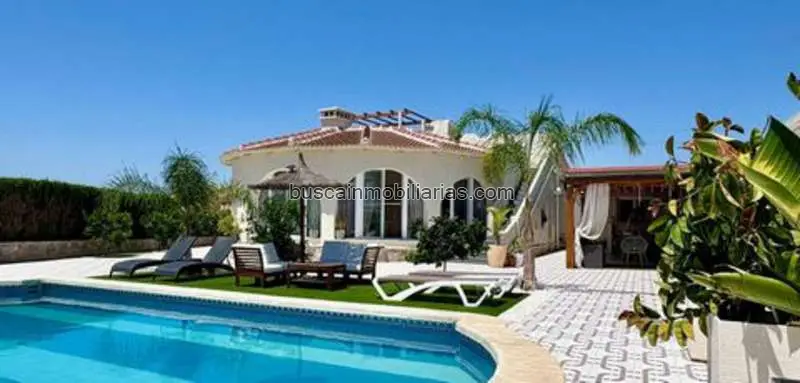 Villa en Quesada con Apartamento, Garaje y Piscina