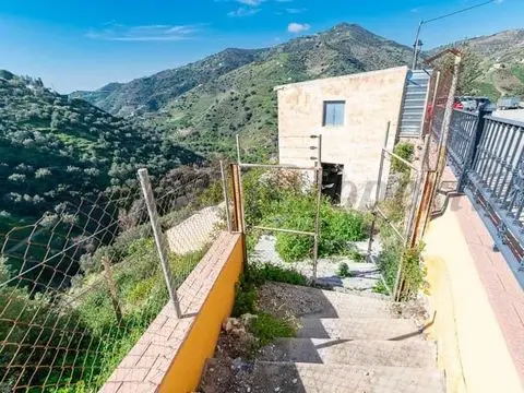 Casa Rural con Vistas en Sayalonga Ideal para Reformar