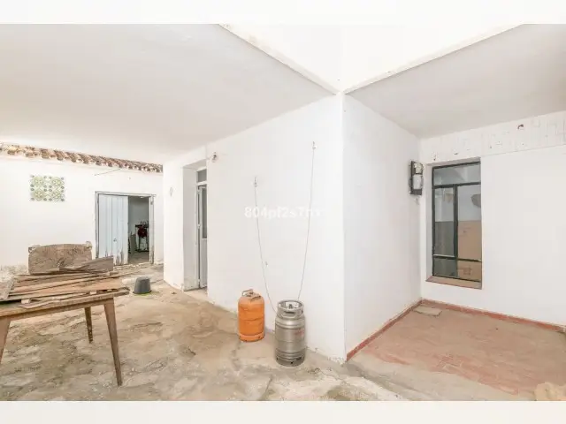 Adosado a Reformar en Estepona - Garaje, Patio y Excelente Ubicacion