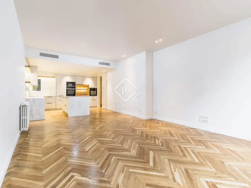 Apartamento Reformado en Finca Clásica con Conserje