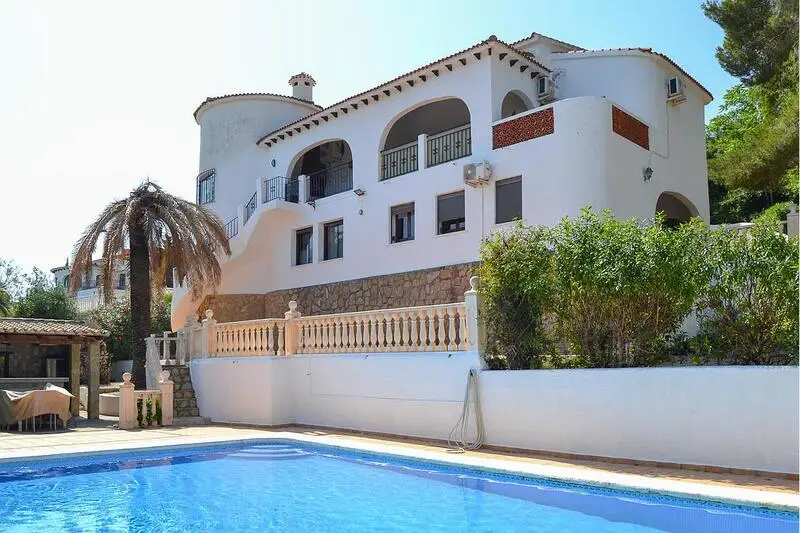 Villa en Monte Pedreguer con Vistas al Mar y Apartamento para Invitados