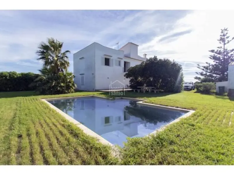 Chalet en venta en Menorca con piscina y vistas al mar