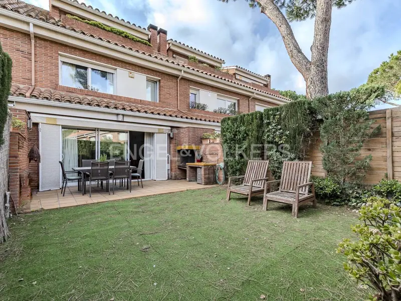 Chalet en Gava Mar con Jardin Piscina y Sauna
