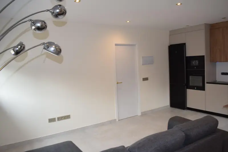 Apartamento en alquiler. Apartamento luminoso y moderno de 65 m2 con cocina incluida en el salon,1 habitación con baño incluido.
