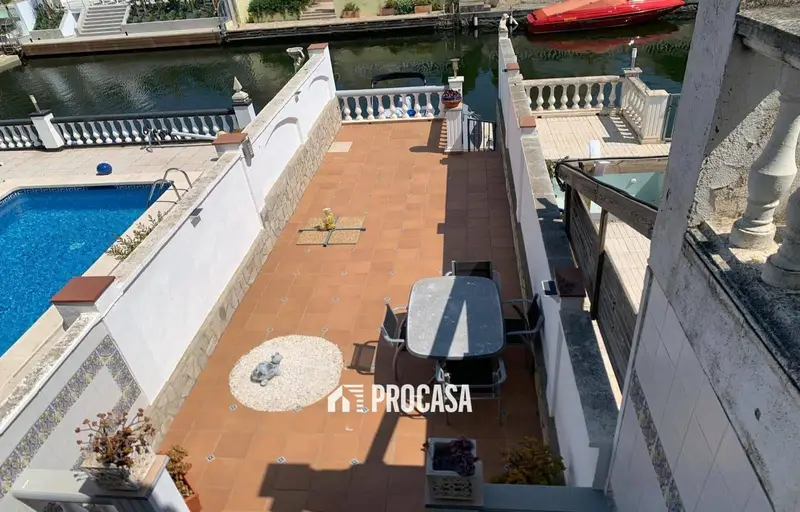 Casa en Empuriabrava con amarre para embarcaci	ón