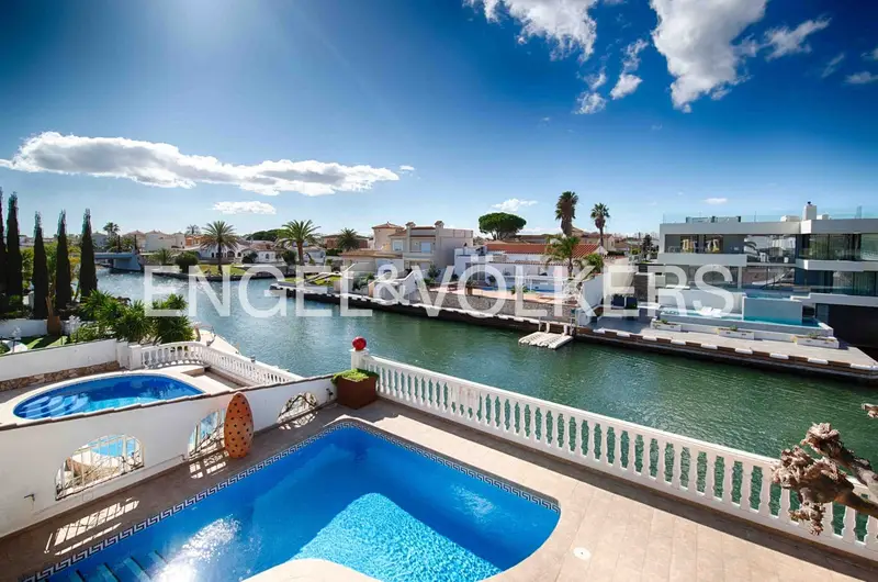 Villa de Lujo en Empuriabrava con Amarre Privado
