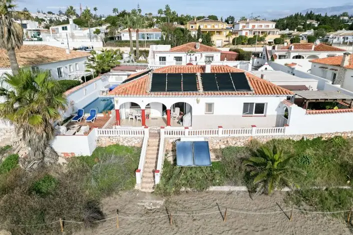 Villa en venta en Chaparral: 4 dormitorios, frente a la playa