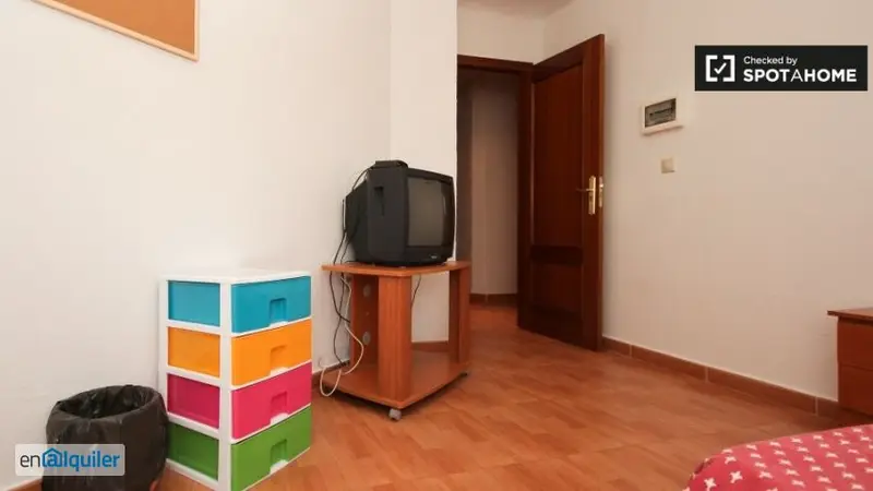 Habitación con Escritorio en Piso Compartido Granada Centro
