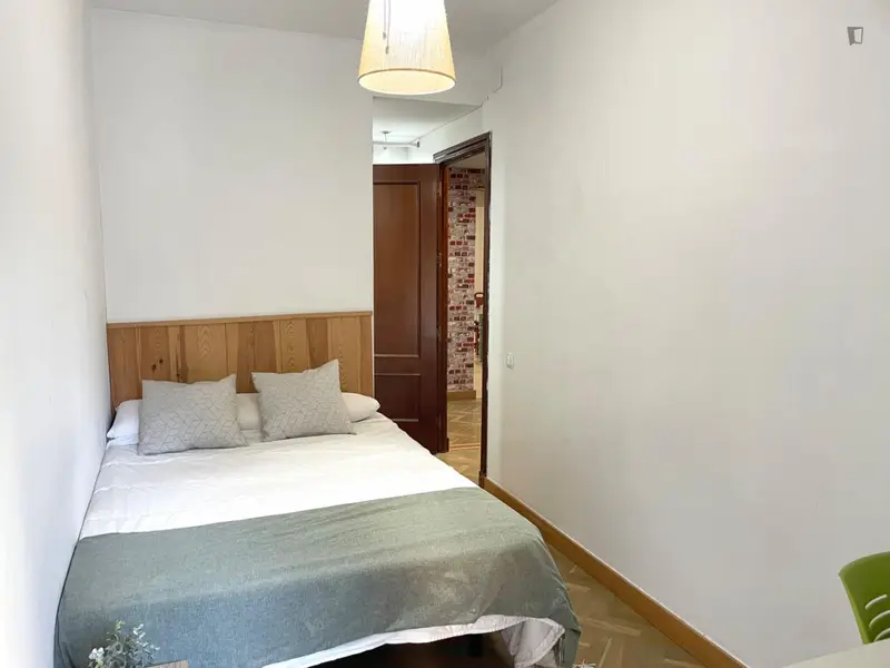 Habitacion King Size Luminosa con Balcon Estudiantes
