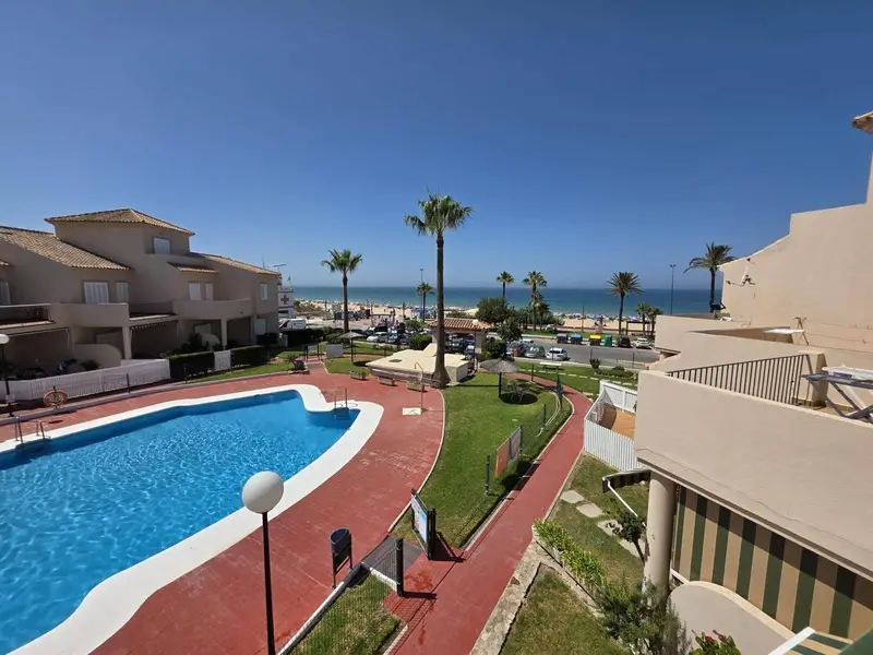 Adosado en La Barrosa con Vistas al Mar y Piscina