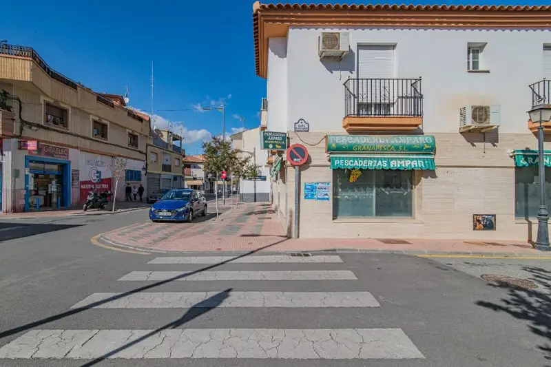 Venta Local Comercial Armilla Esquina Tres Escaparates