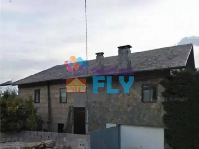 Casa en Venta cerca de Vigo: 3 Plantas con Terraza