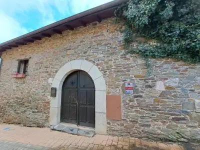 Casa de Piedra Reformada con Jardin y Finca en Villar de los Barrios