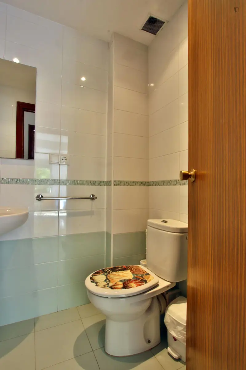 Habitacion Doble en Piso de 4 Dormitorios - Valencia