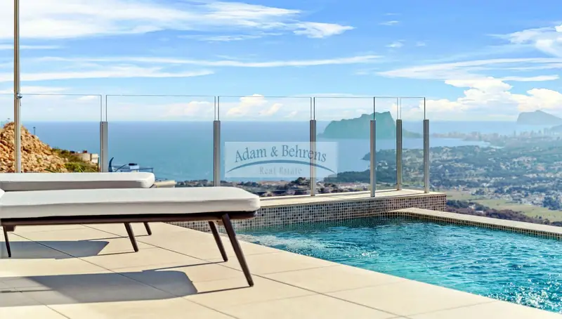 Villa de Lujo en Cumbre del Sol con Vistas al Mar