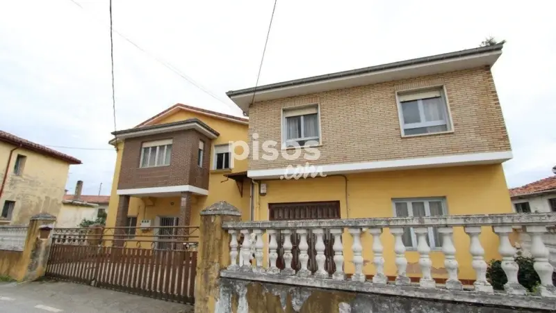Casa con dos viviendas y almacén en Torrelavega