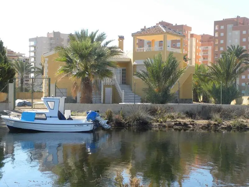 Villa de Lujo con Embarcadero Privado en La Manga