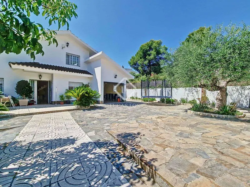 Chalet en Venta en Cunit Tarragona Amplio Jardin Piscina Barbacoa