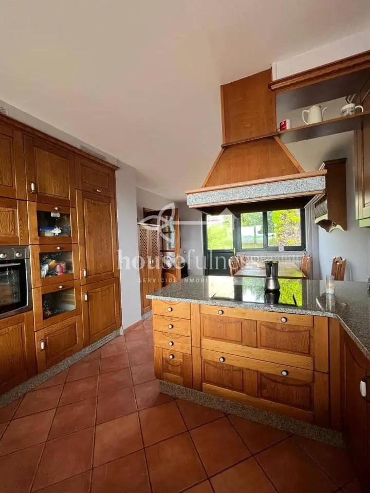 Chalet en Venta en Fene: Amplio y Lujoso con Piscina