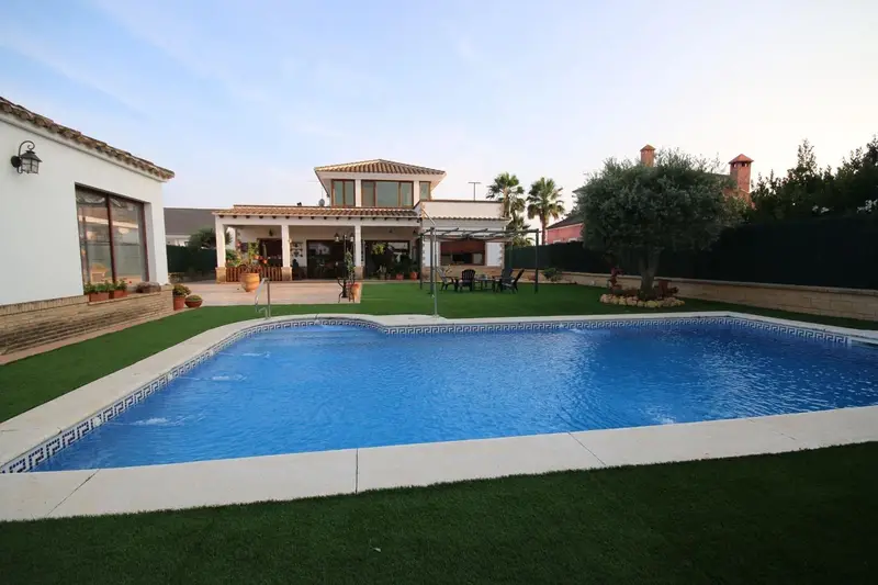 Chalet Independiente en Lepe con Piscina Jardin y Alta Eficiencia