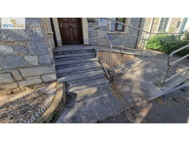 Chalet Adosado De Piedra  En Avenida Nuestra Señora De Estibaliz A Una Manzana Del Corte Inglés