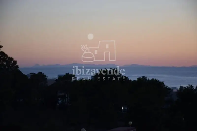 Chalet en Cala Tarida con Vistas al Mar y Sótano
