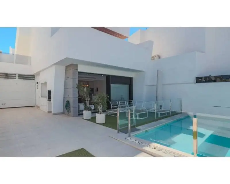 Villa en Santiago de la Ribera con Piscina Privada y Garaje