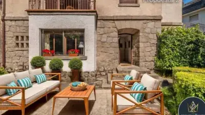 Chalet con 3 Viviendas Independientes en San Rafael cerca de Madrid
