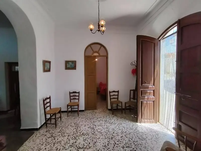 Chalet Rústico con Enorme Potencial en Almería
