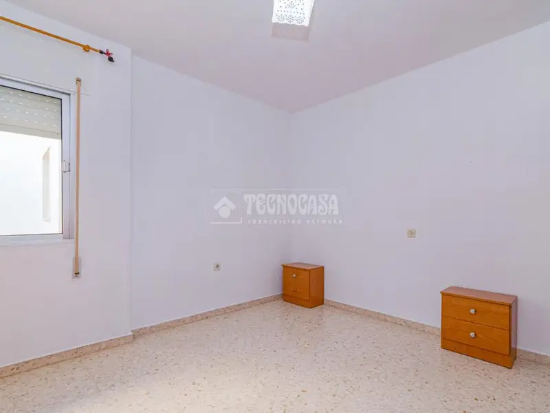 Piso en Venta en Loja: Amplio, 3 Dormitorios, Terraza y Balcón