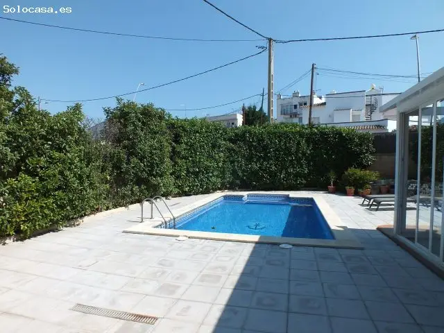 Chalet en Venta en Roses Girona con Piscina y Jardin