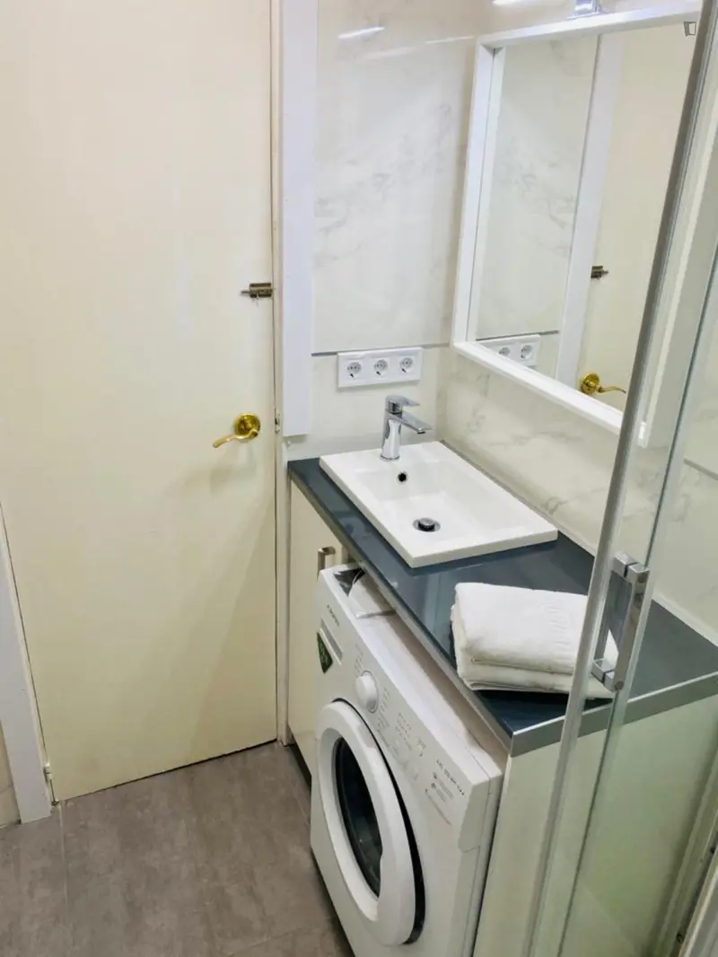 Apartamento Moderno en Madrid con Office Kitchen
