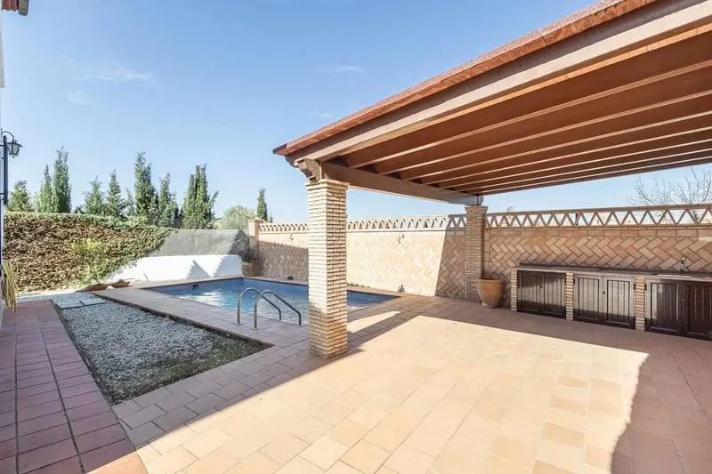 Chalet en venta en Ogíjares Gran Capacidad y Comodidad