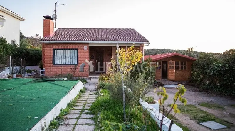 Chalet Independiente en Altavista con Casa de Madera