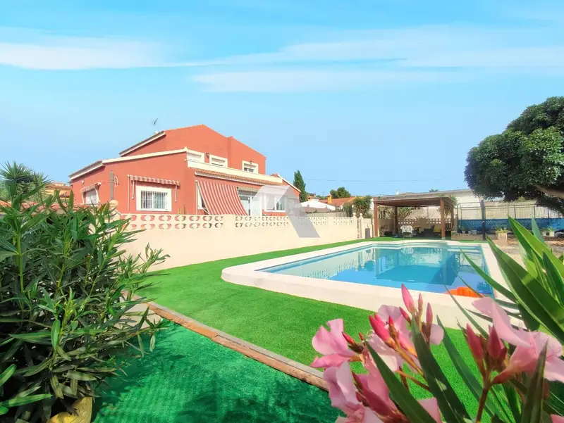 Chalet en Busot con Piscina y Trastero