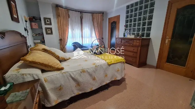 Adosado en San Crispín Elda 4 habitaciones 3 baños Jardín
