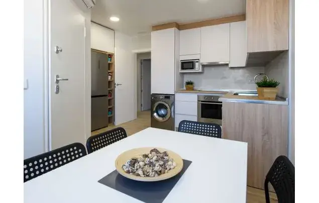 Rent a room of 200 m² in Murcia