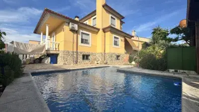 Chalet Independiente con Piscina en Urbanizacion Aldaguil