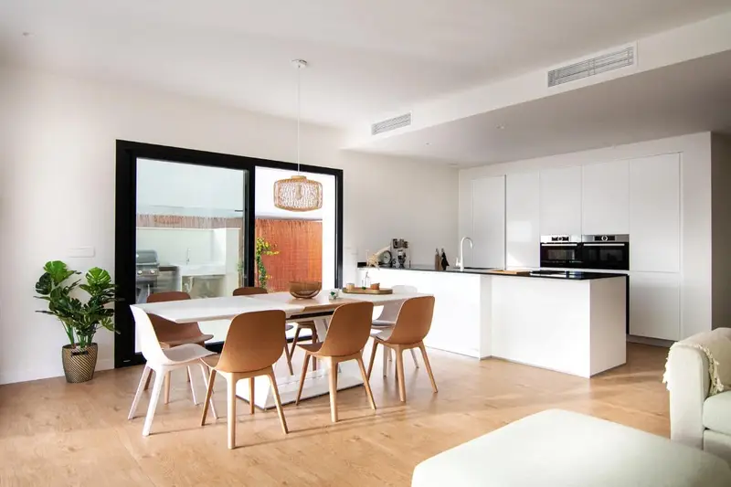 Villa en Venta Los Montesinos: Moderna con Piscina y Solarium