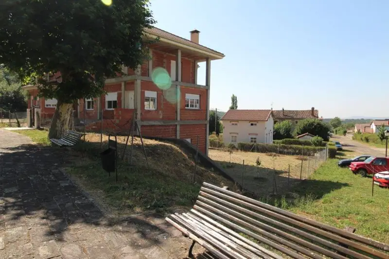 Chalet en Brañosera con Garaje para 4 Coches y Terreno