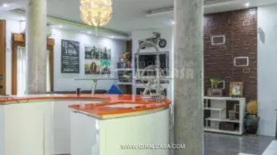 Chalet en Venta en Carmona: Reformado con Piscina y Garaje