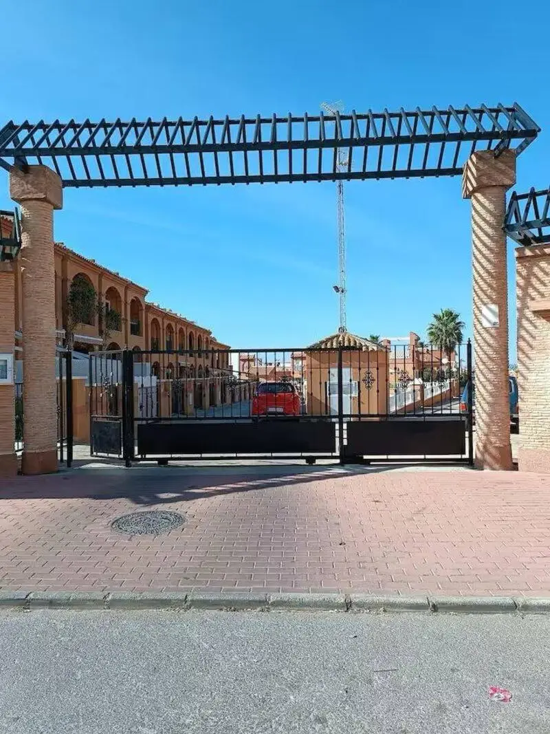 Villa en Aguas Nuevas Torrevieja con Piscina y Garaje