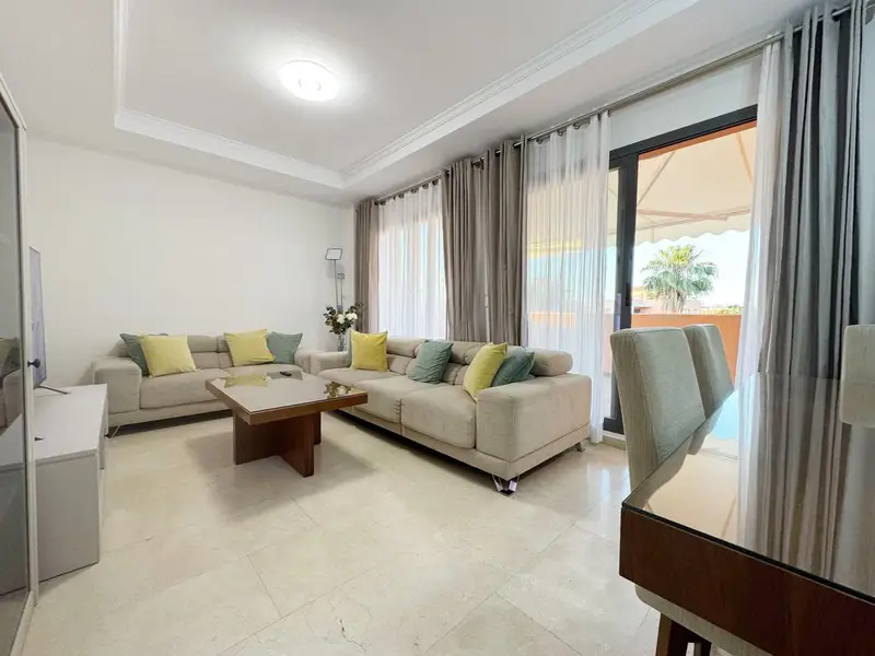 Apartamento en Alquiler Anual en Denia con Piscina y Minigolf