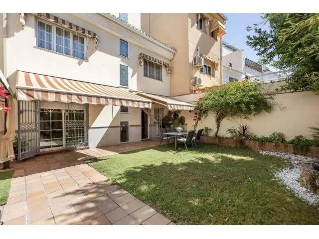 Casa Adosada con Patio Andaluz en Granada 290m2