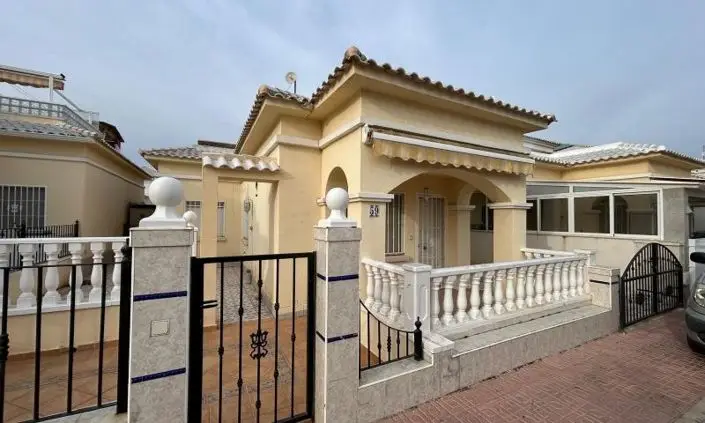 Bungalow 2 Dormitorios en Torrevieja con Piscina