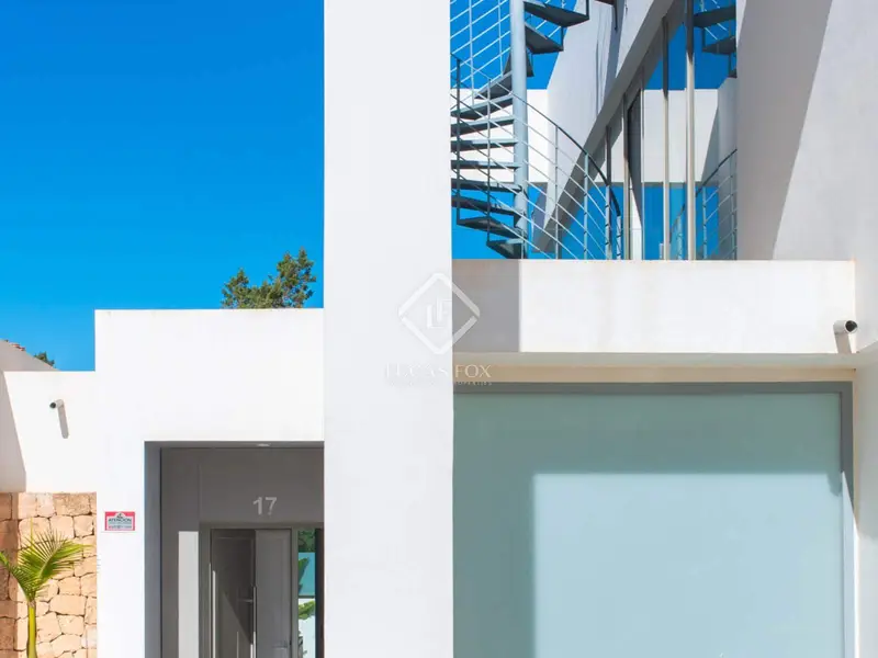 Chalet en Venta en Cala de Bou Ibiza con Piscina Privada y Vistas al Mar