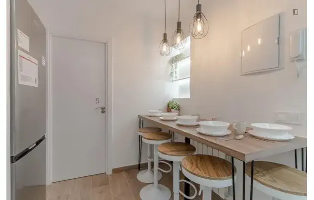 Rent 5 bedroom apartment in Madrid