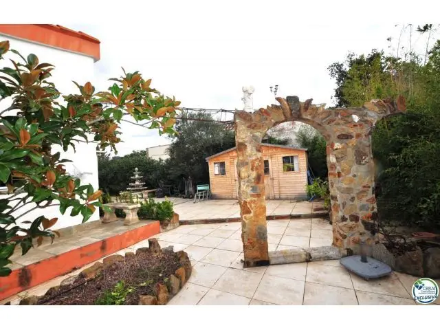 Chalet en Venta en Roses Girona con 2 Apartamentos